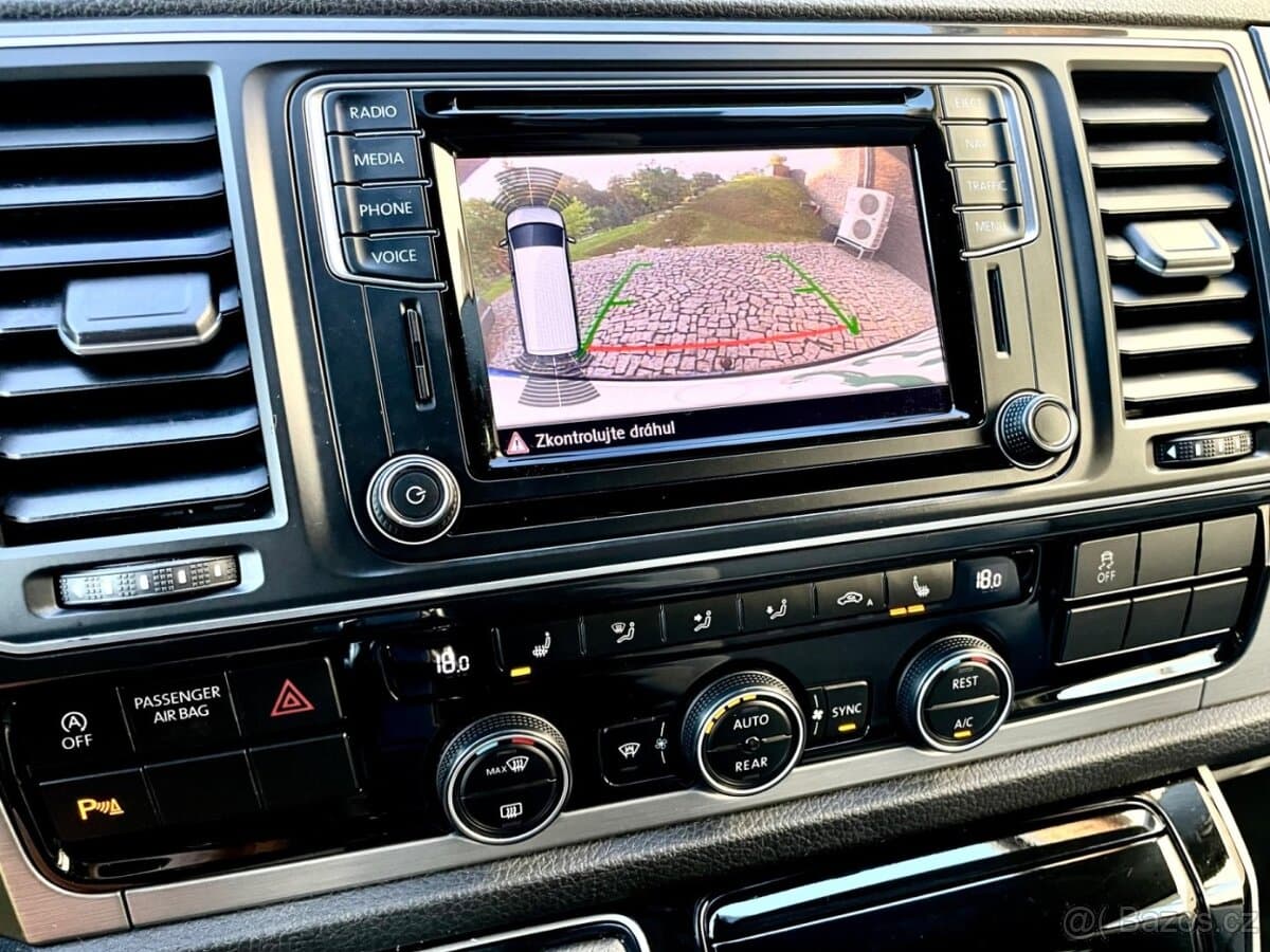 2015 Volkswagen MULTIVAN - 11