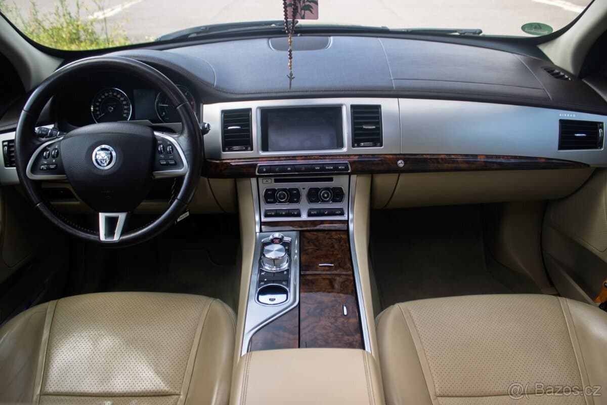 2012 Jaguar XF - 11