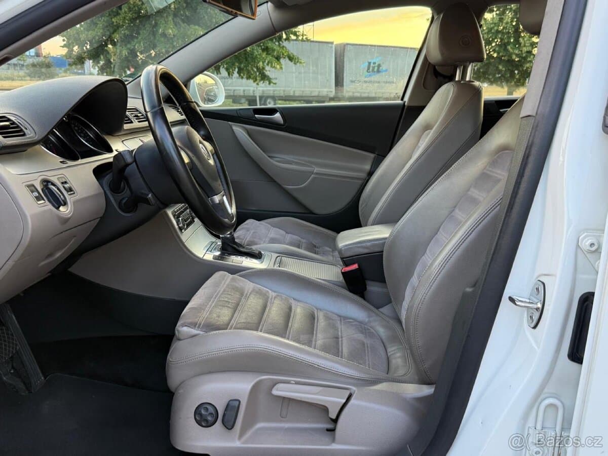 2010 Volkswagen PASSAT - 11