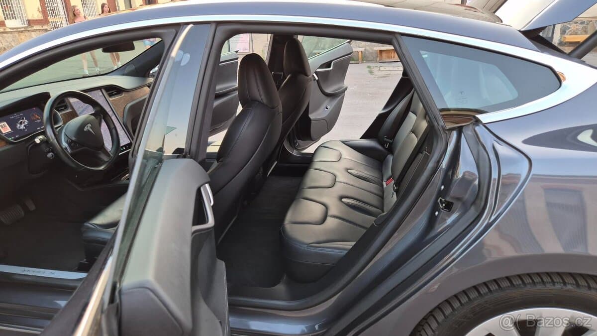 2020 Tesla MODEL S - 11