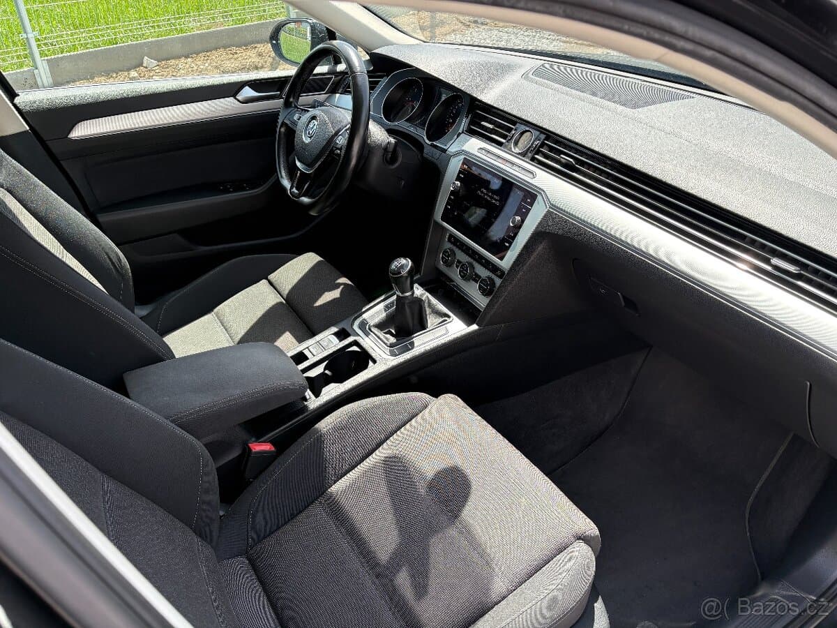 2018 Volkswagen PASSAT - 11