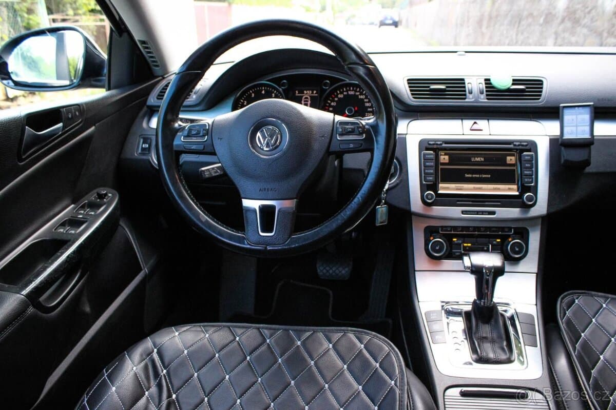2010 Volkswagen PASSAT - 11