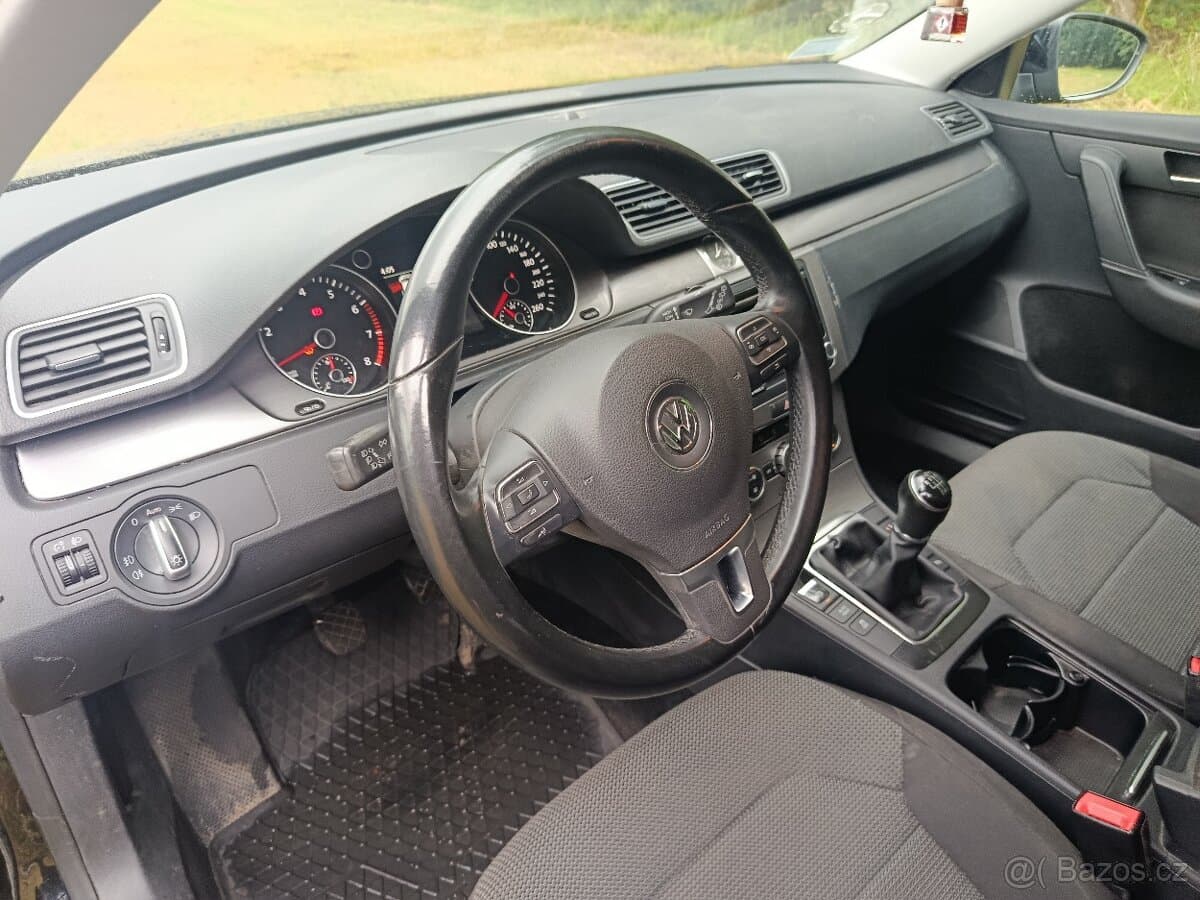 2015 Volkswagen PASSAT - 11