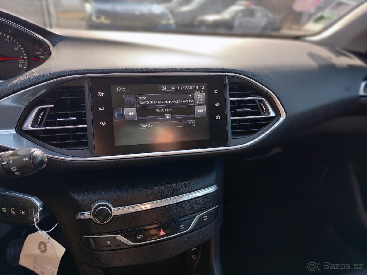 2015 Peugeot 308 - 11