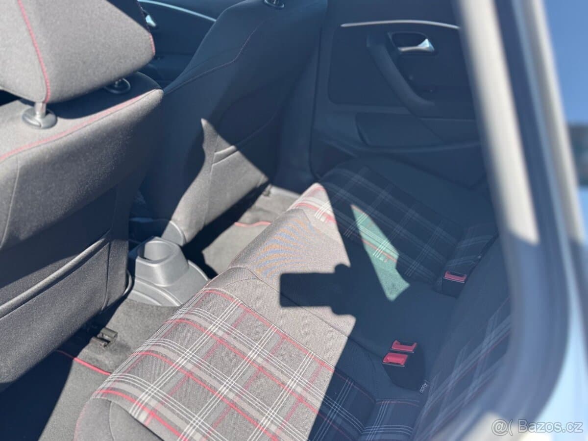 2015 Volkswagen POLO - 11
