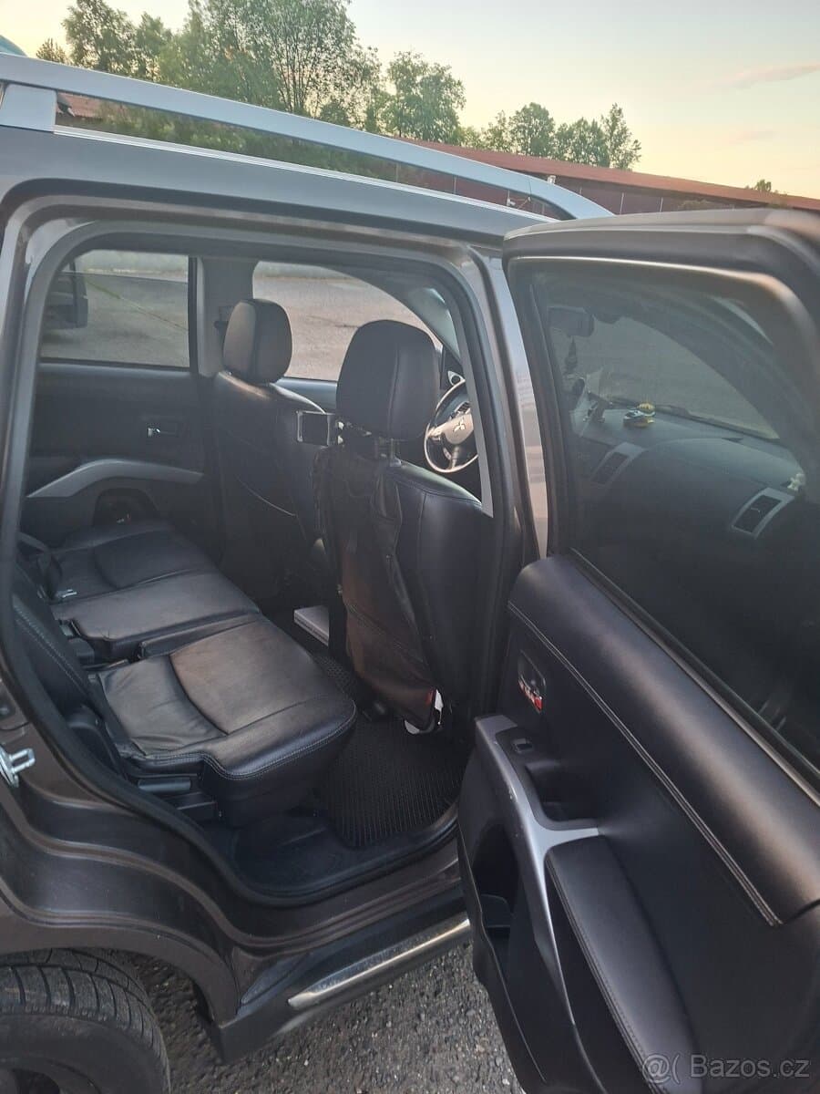 2010 Mitsubishi OUTLANDER - 11