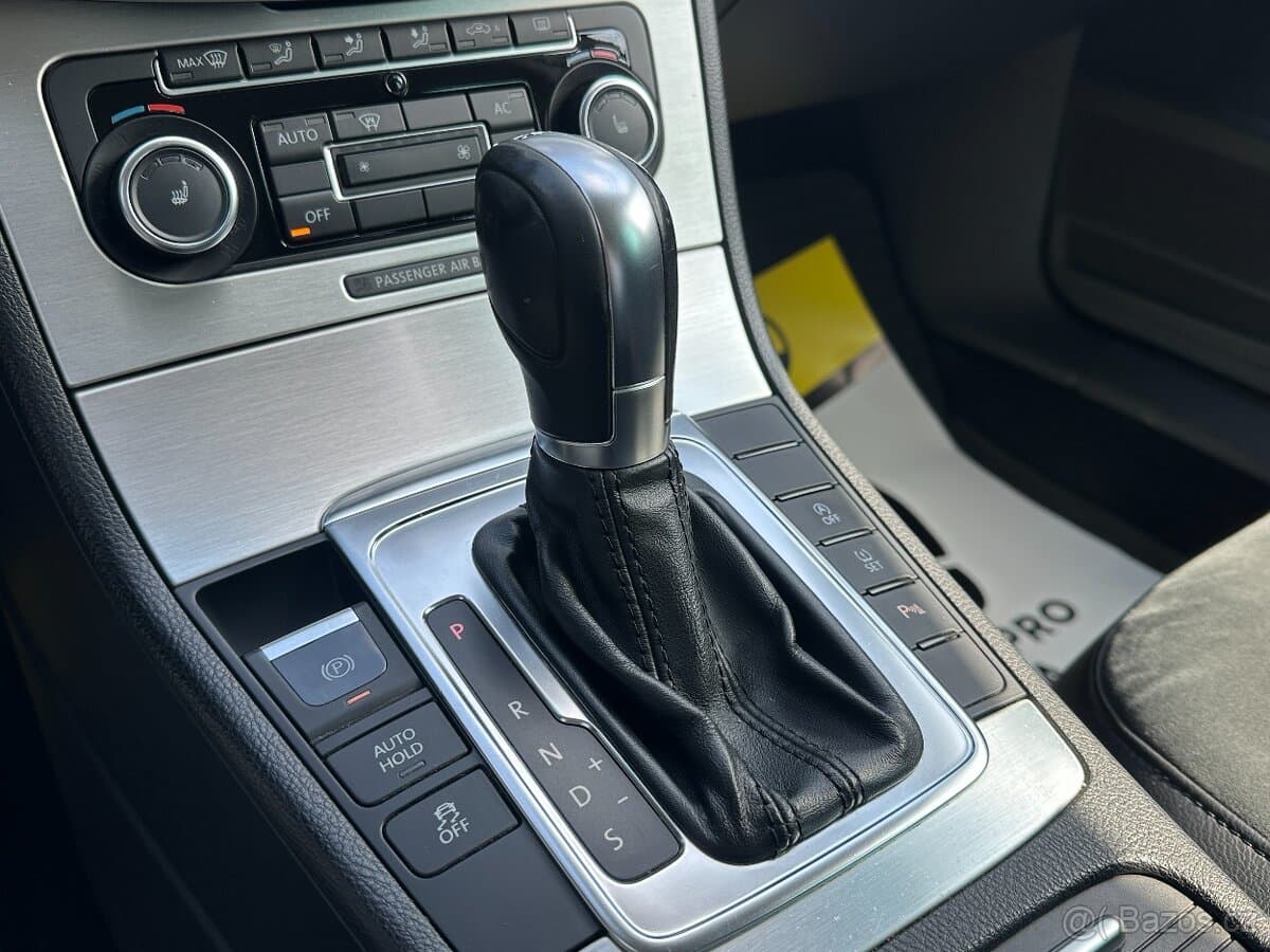 2011 Volkswagen PASSAT - 11
