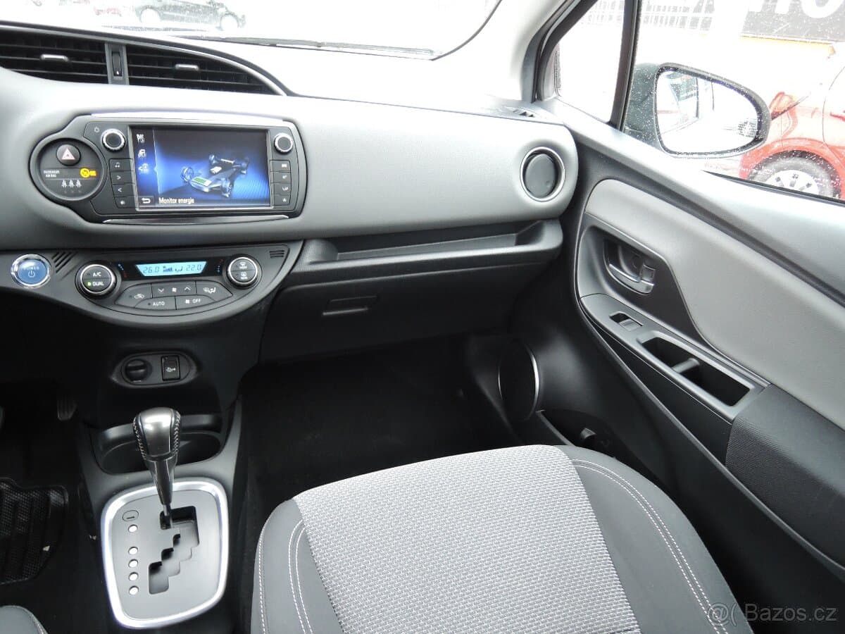 2015 Toyota YARIS - 11
