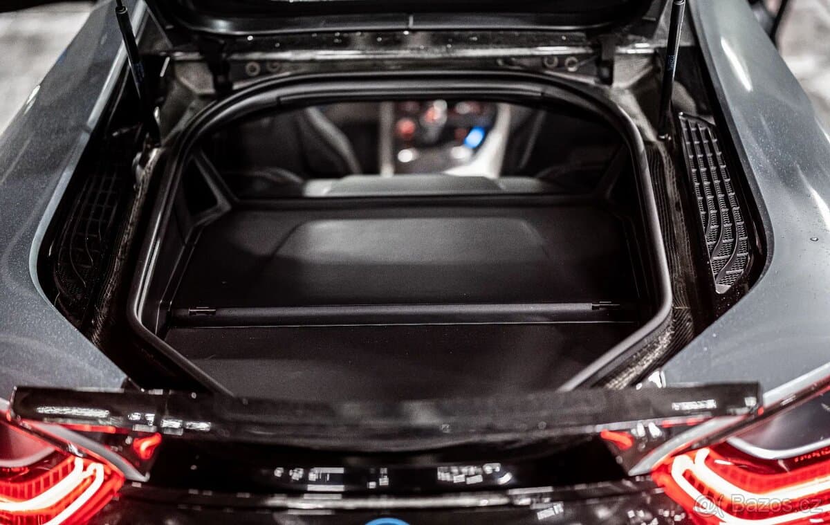 2017 BMW i8 - 11