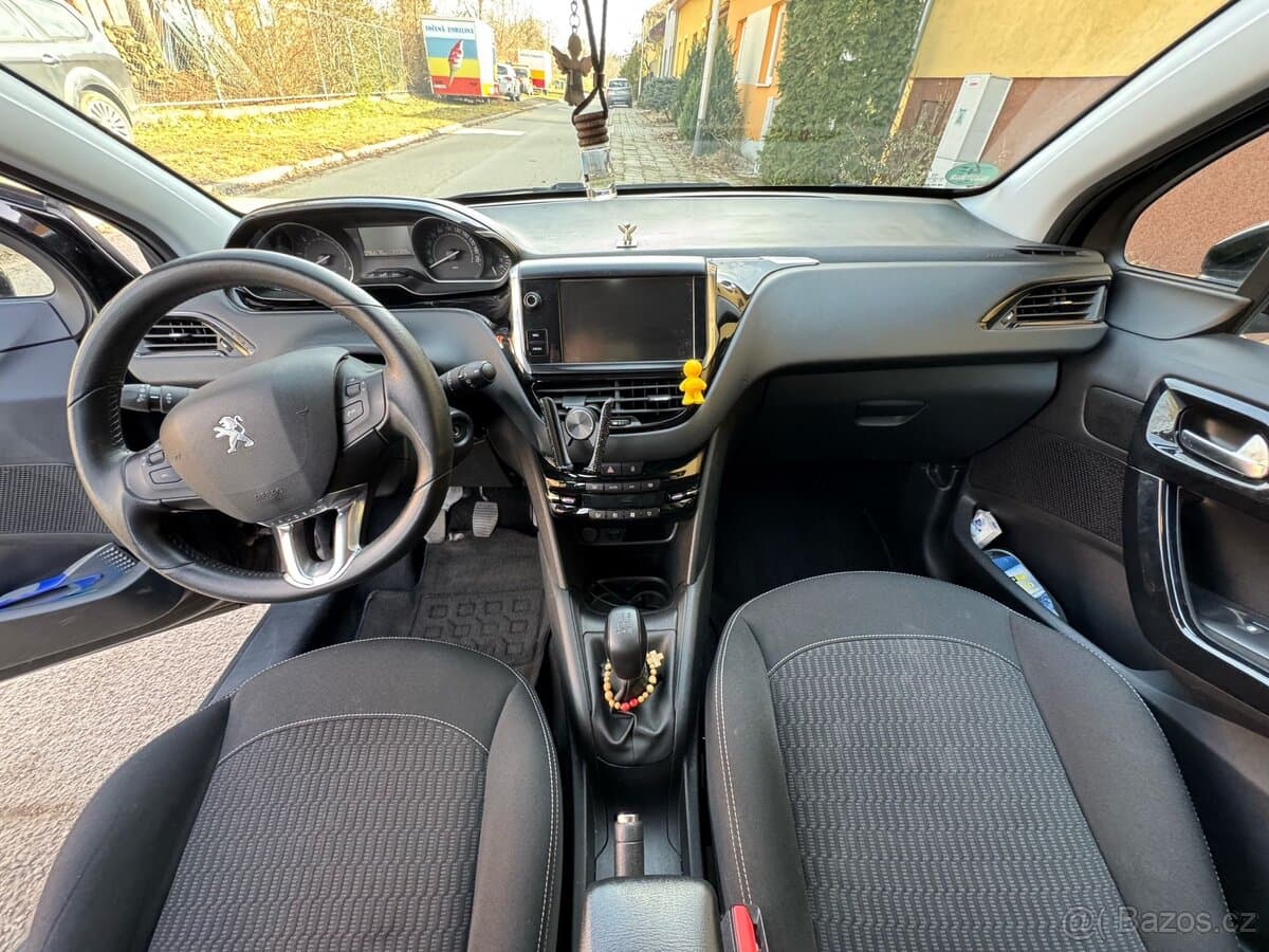 2017 Peugeot 208 - 11