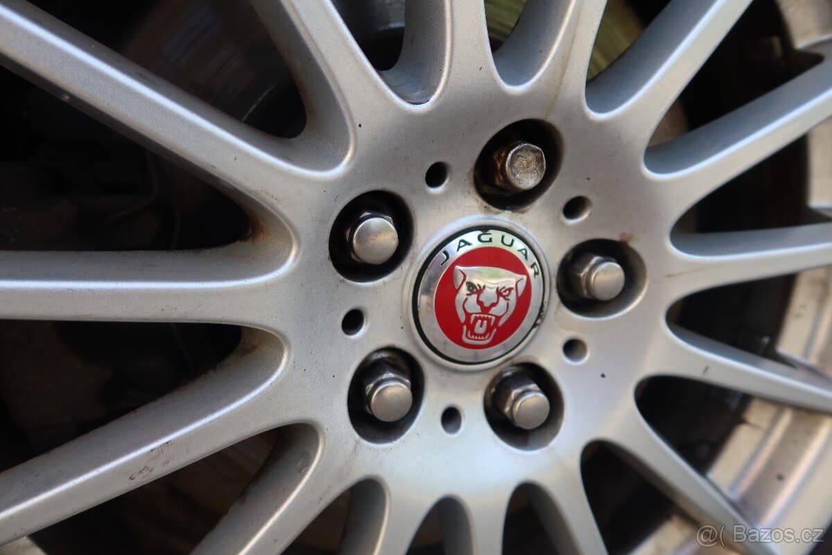 2018 Jaguar XF - 11