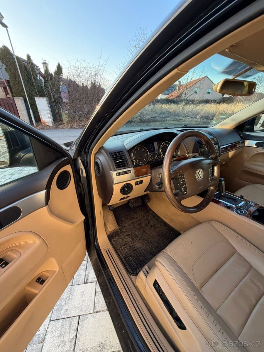 2010 Volkswagen TOUAREG - 11