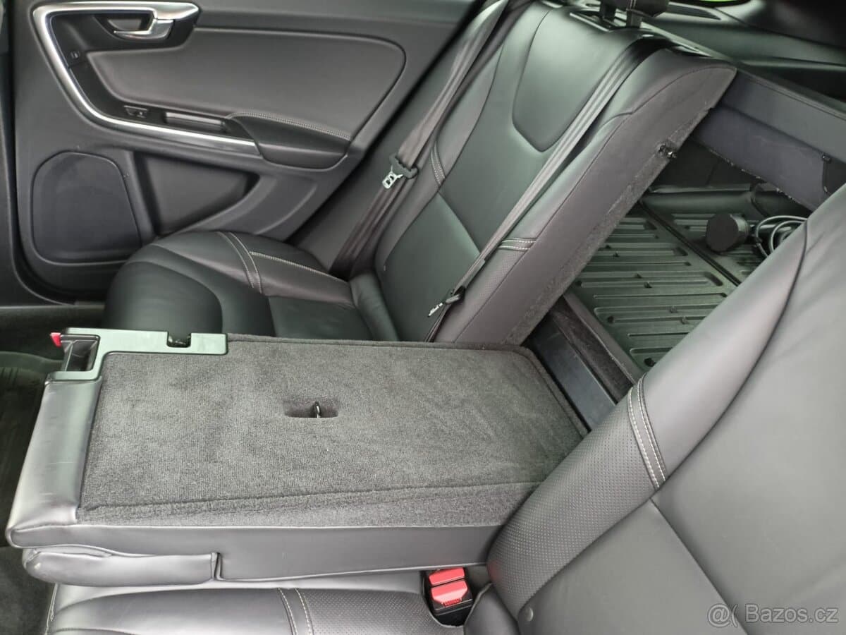 2015 Volvo V60 - 11