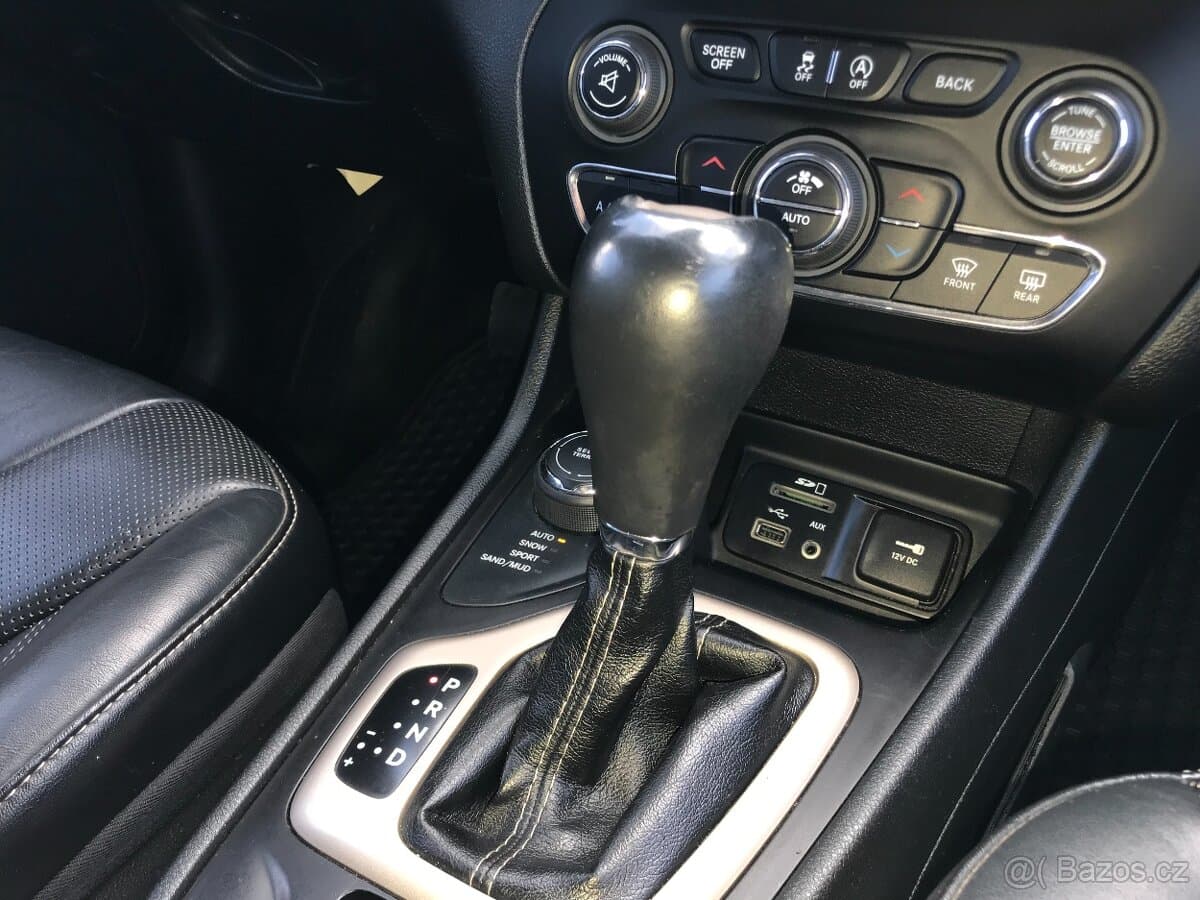 2015 Jeep CHEROKEE - 11