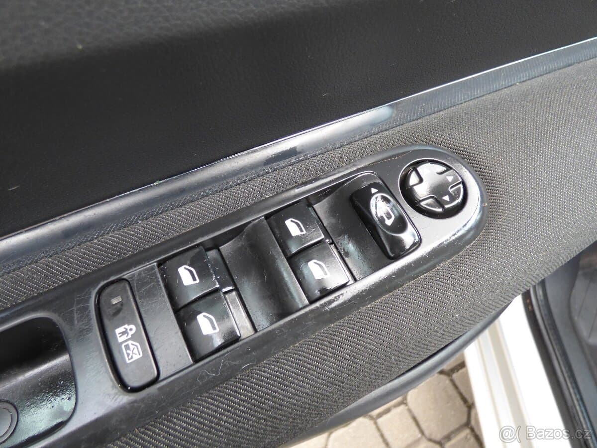 2010 Peugeot 5008 - 11