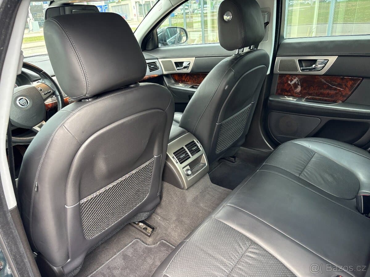 2010 Jaguar XF - 11