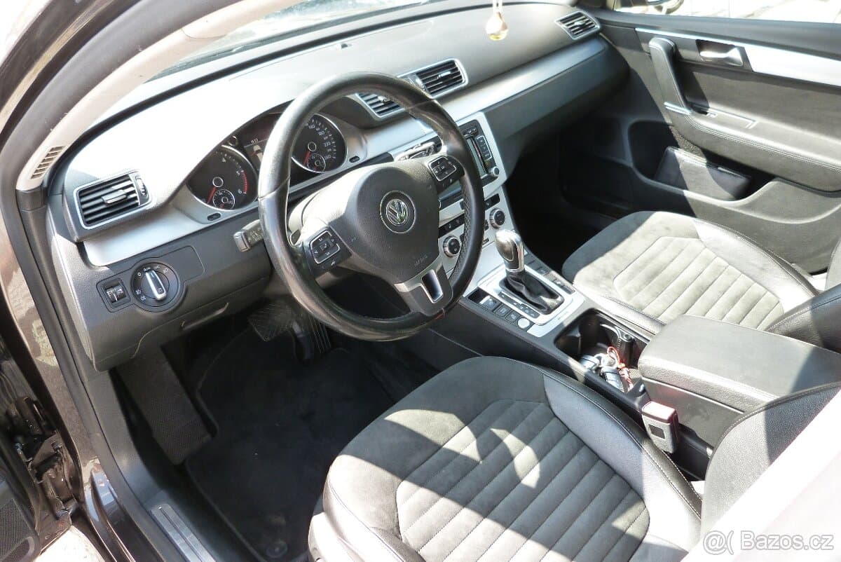2012 Volkswagen PASSAT - 11