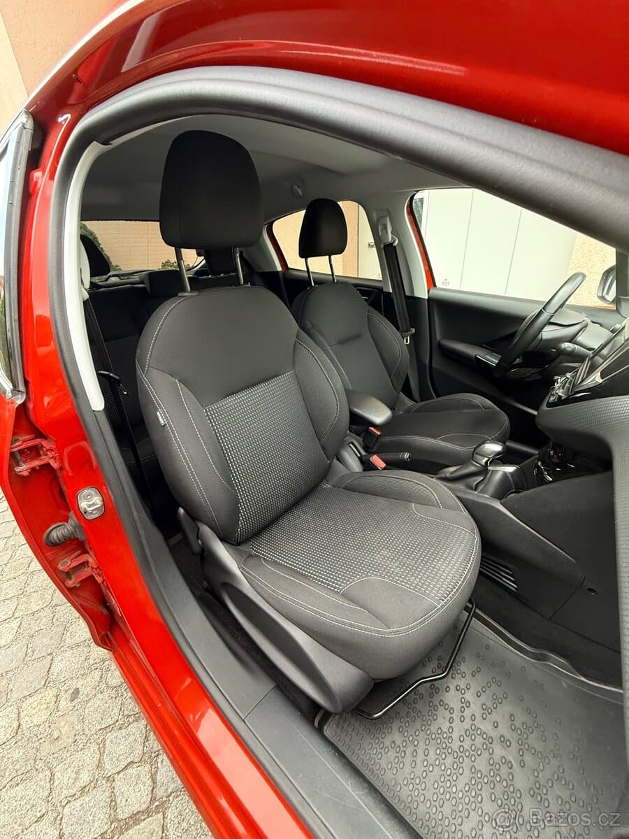 2017 Peugeot 208 - 11