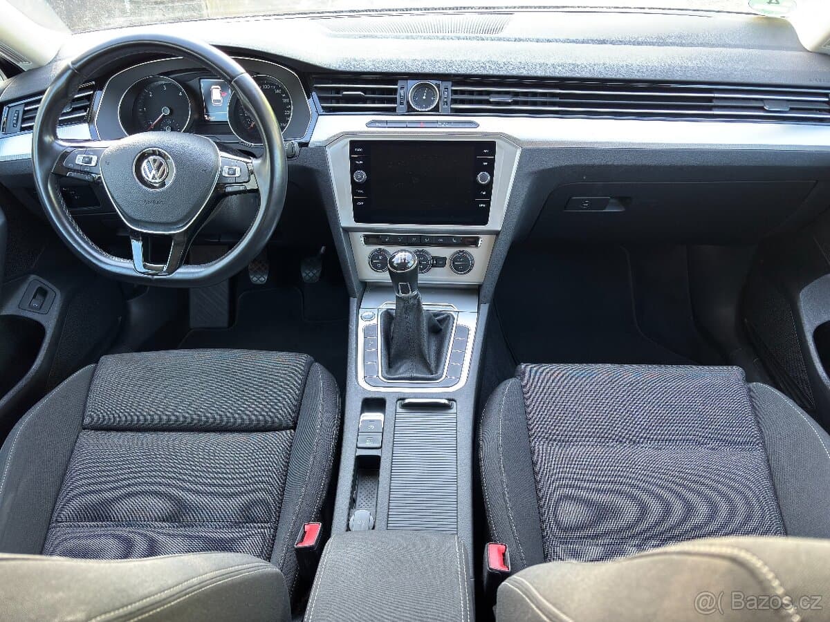 2018 Volkswagen PASSAT - 11