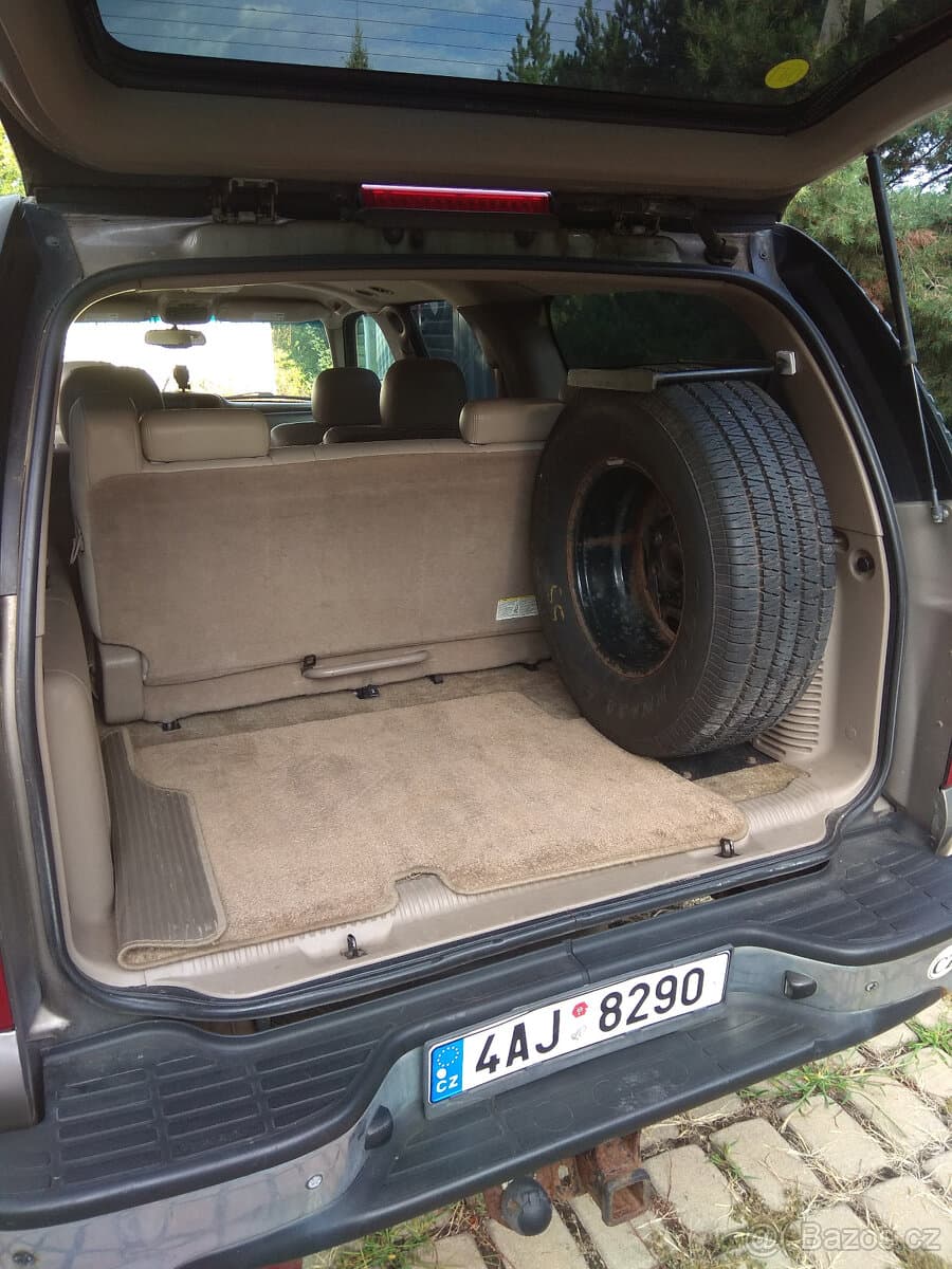 2003 Chevrolet SUBURBAN - 11