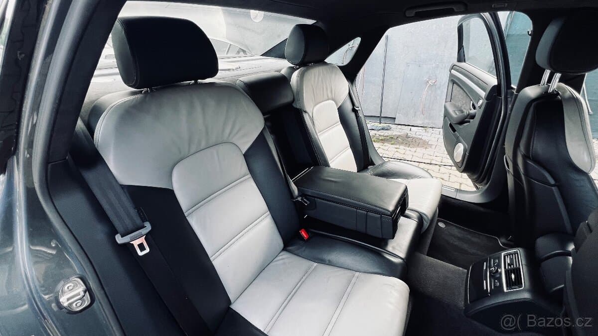 2008 Audi S8 - 11