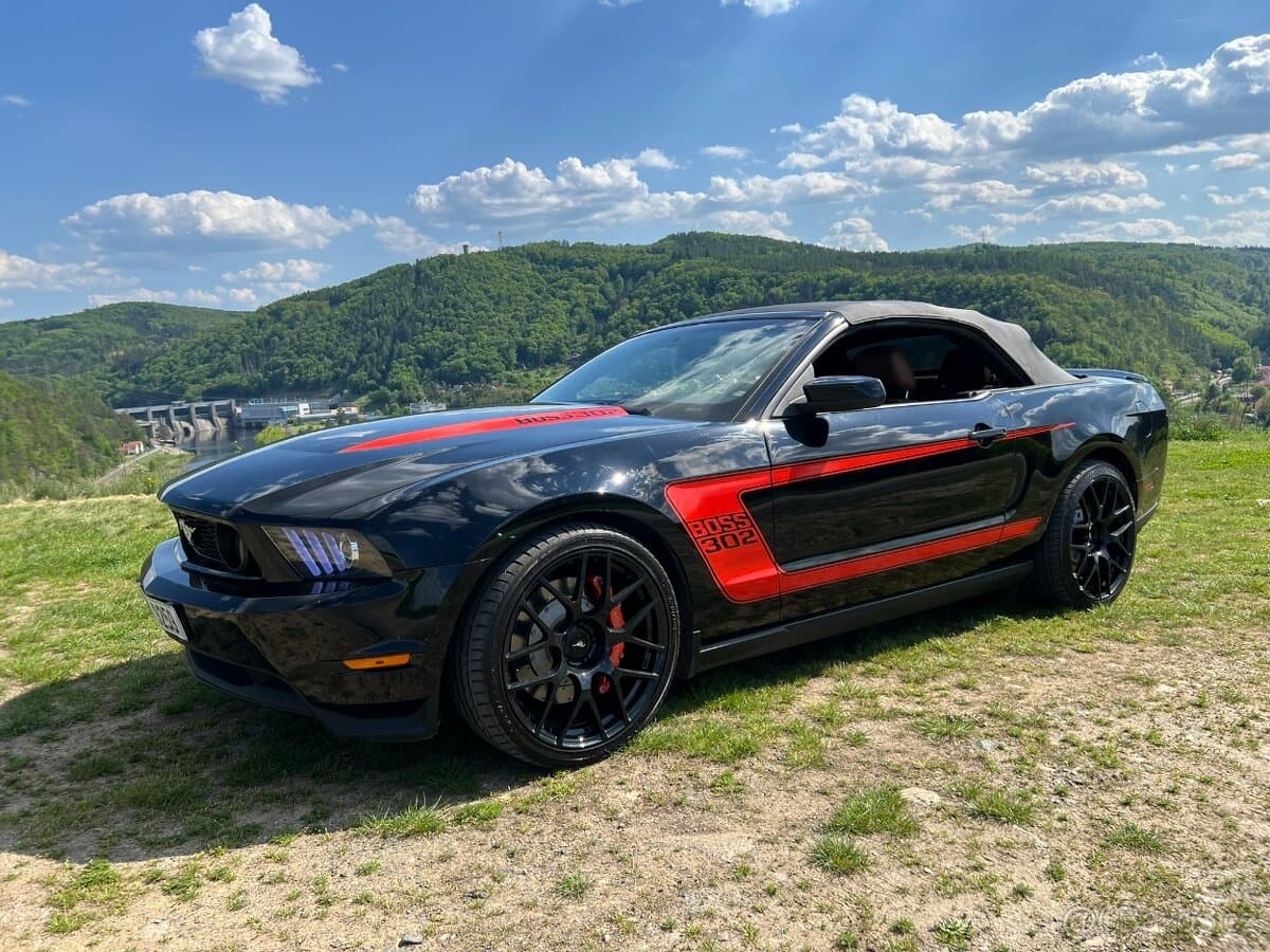 2012 Ford MUSTANG - 11