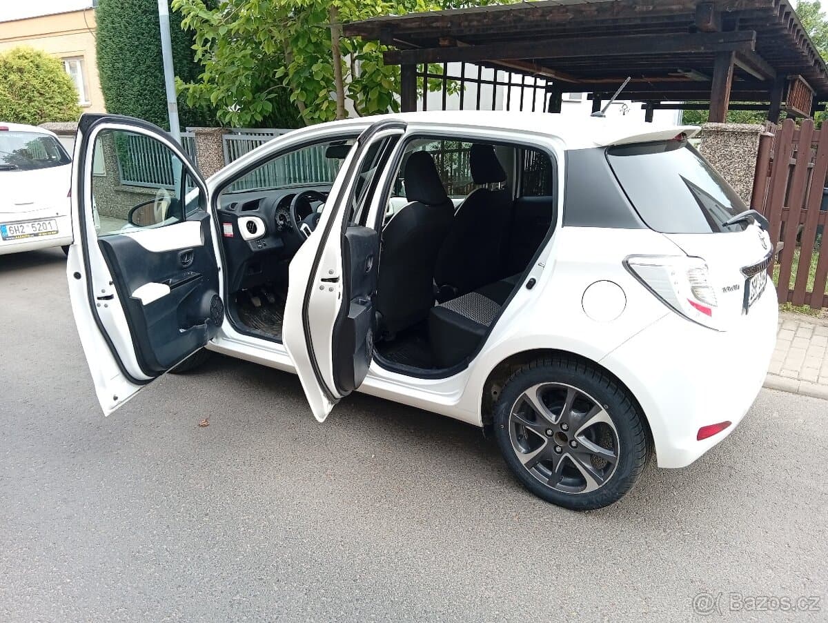 2013 Toyota YARIS - 11