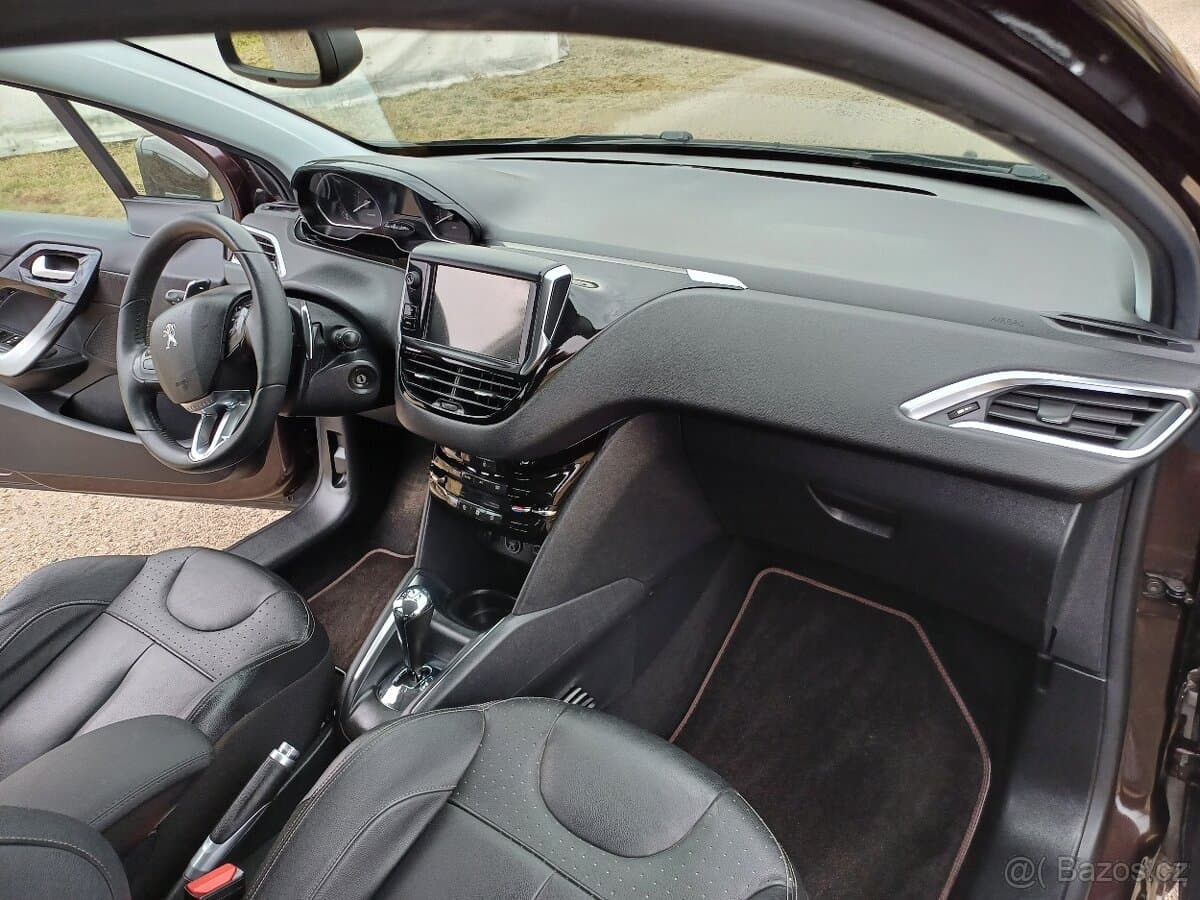 2012 Peugeot 208 - 11