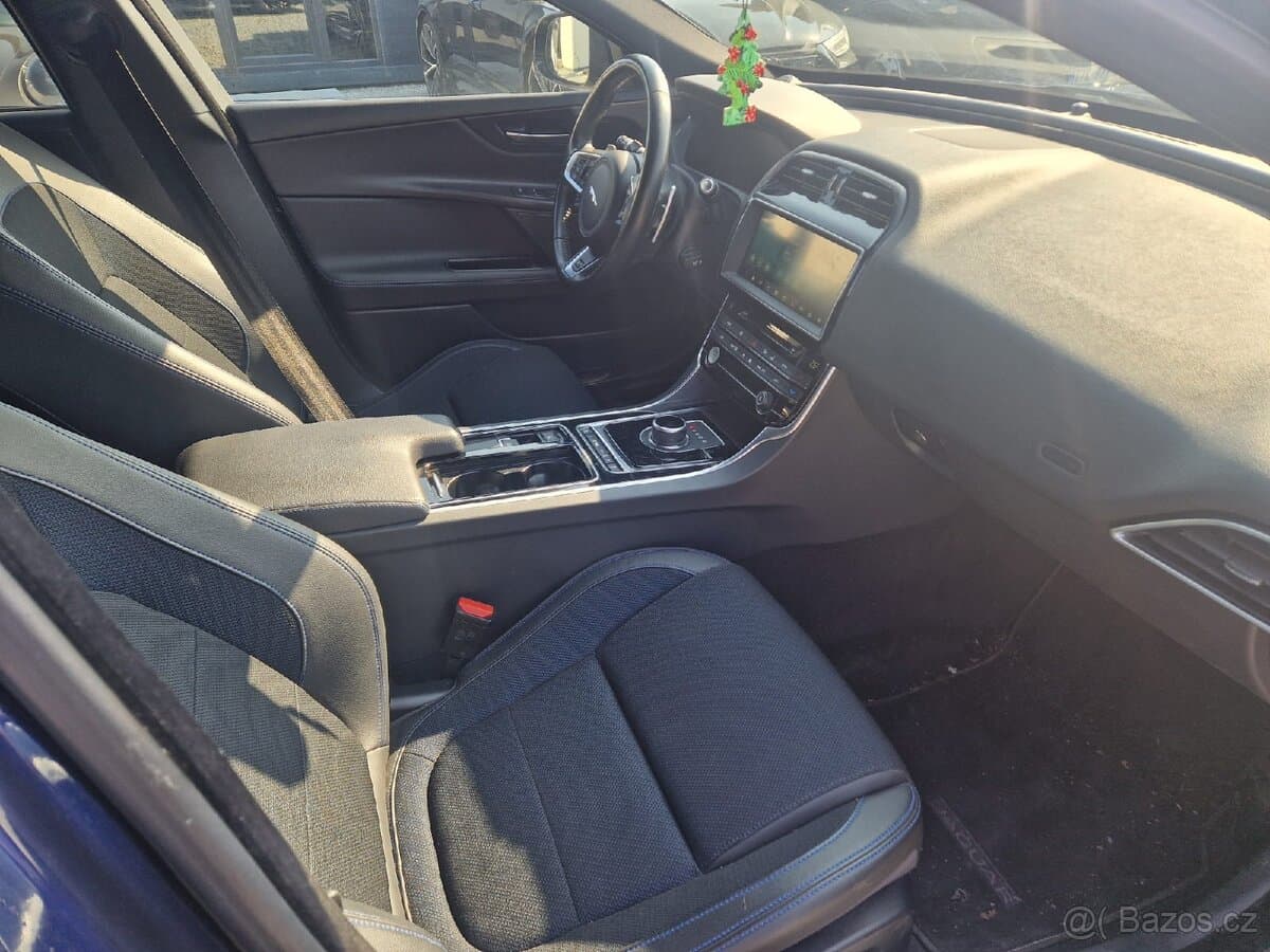 2019 Jaguar XE - 11