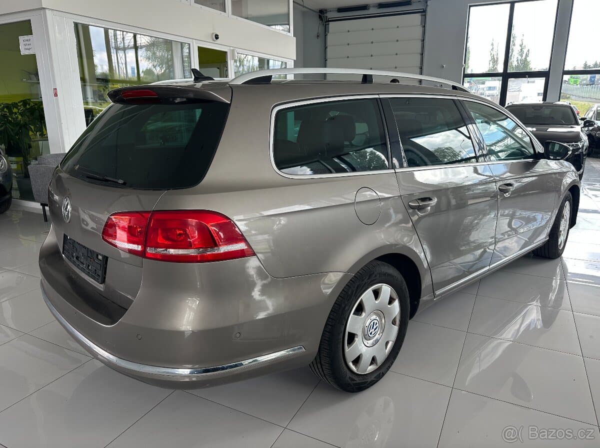 2011 Volkswagen PASSAT - 11