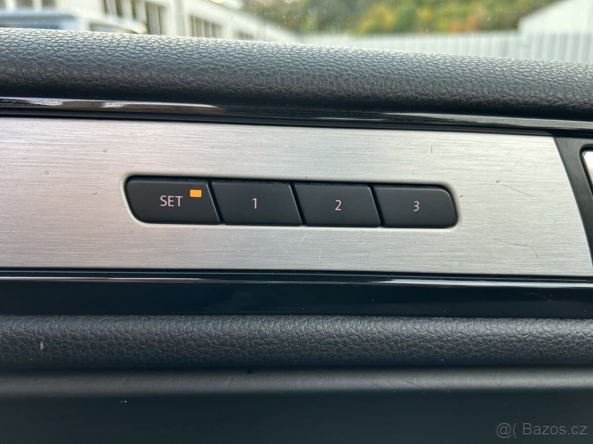 2013 Volkswagen TOUAREG - 11