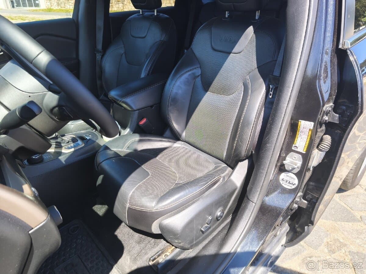 2017 Jeep CHEROKEE - 11