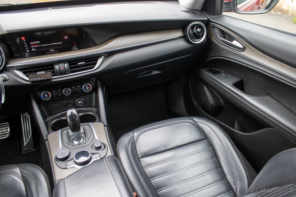 2017 Alfa Romeo STELVIO - 11