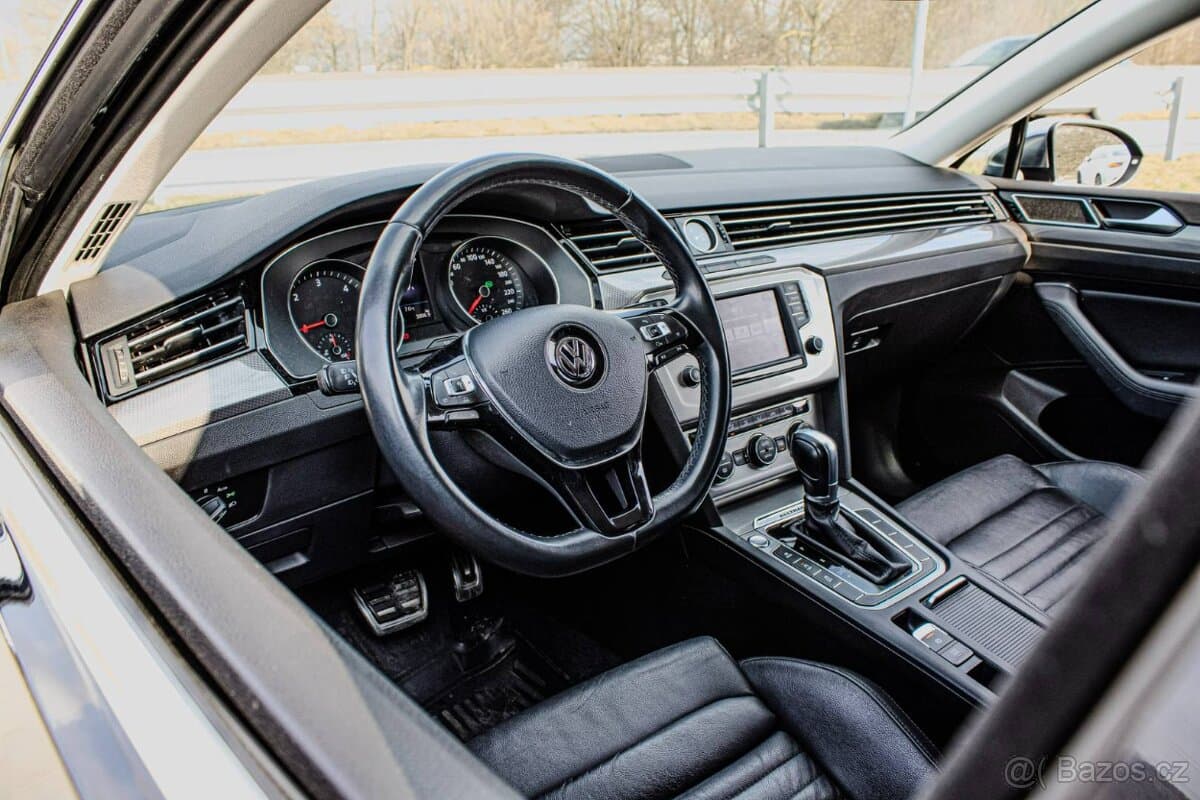 2017 Volkswagen PASSAT - 11