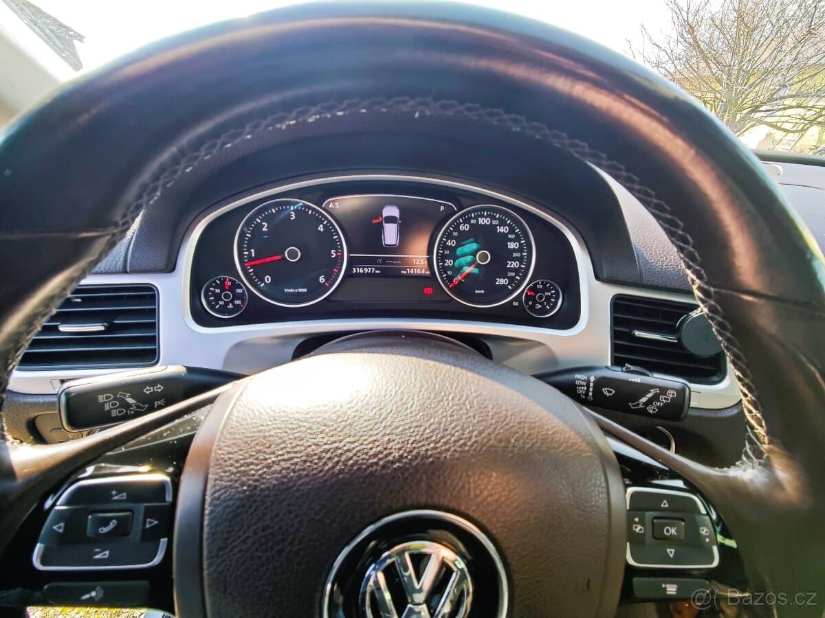2011 Volkswagen TOUAREG - 11