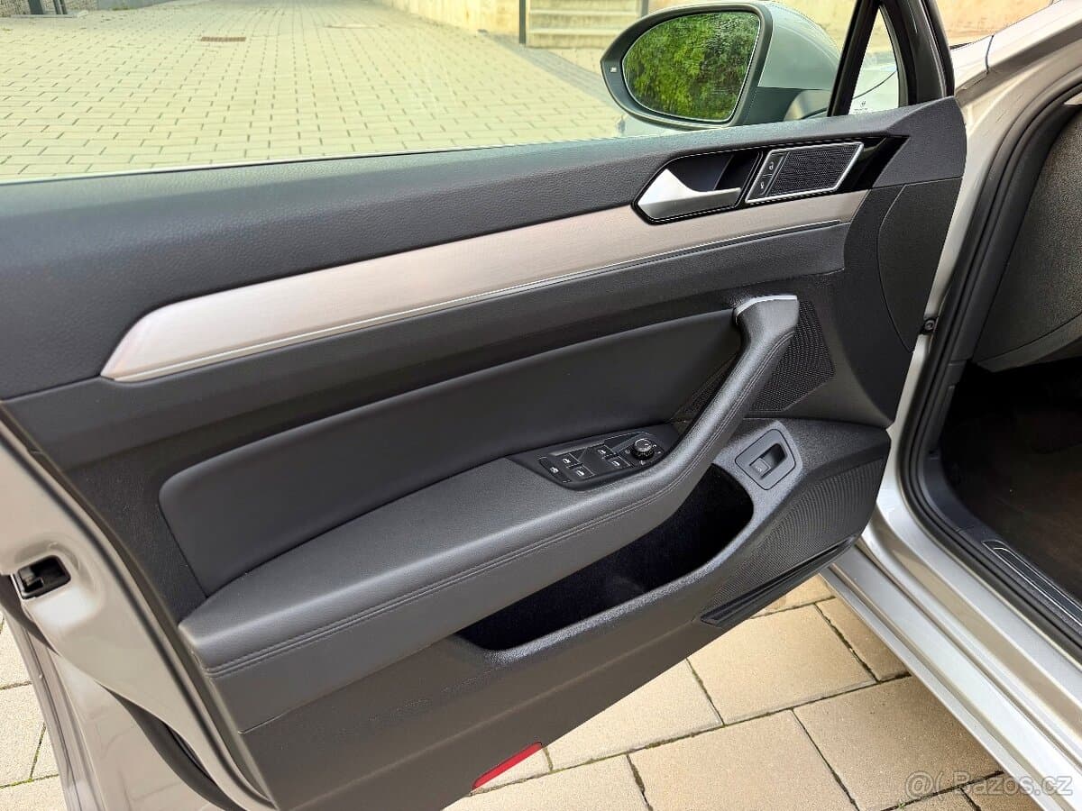 2016 Volkswagen PASSAT - 11