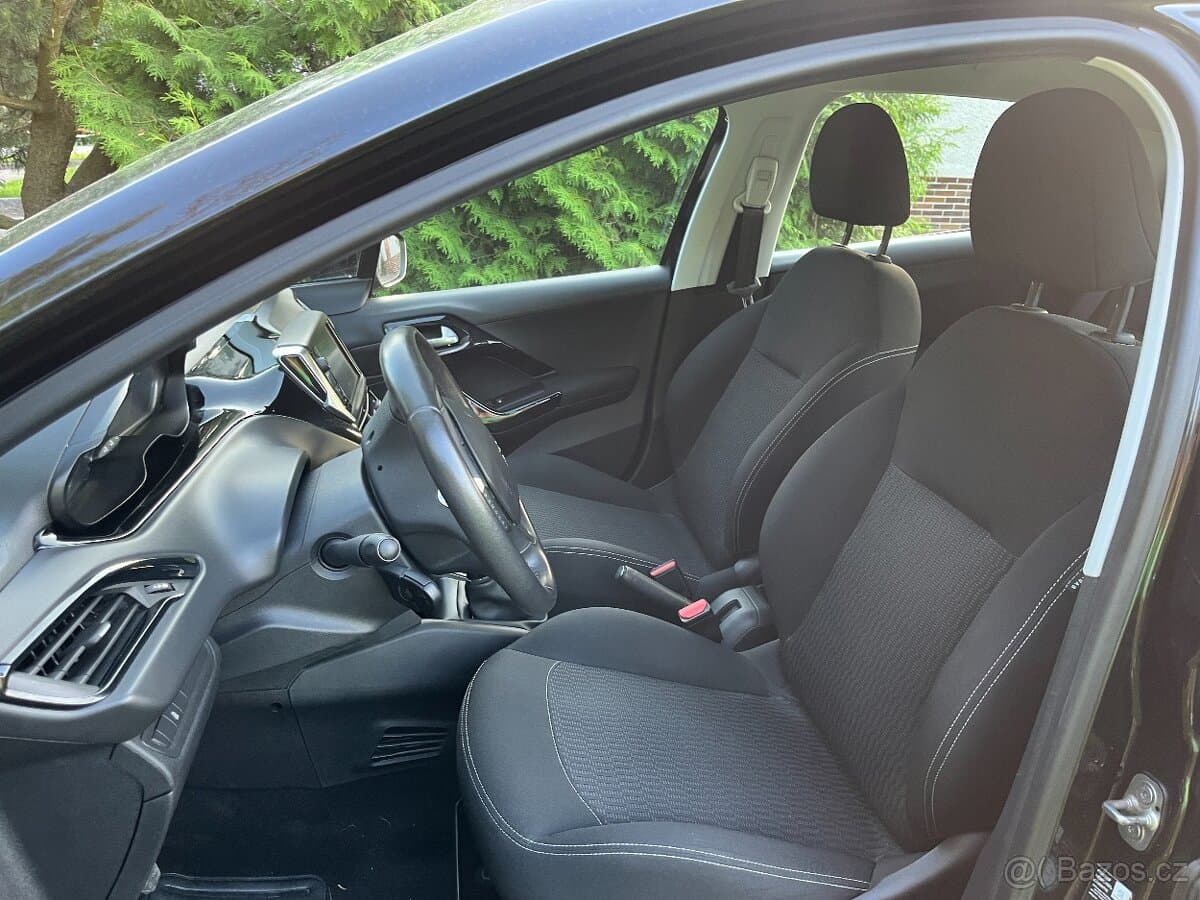2017 Peugeot 208 - 11