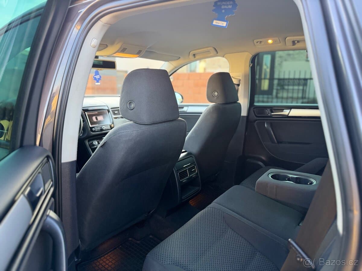 2010 Volkswagen TOUAREG - 11