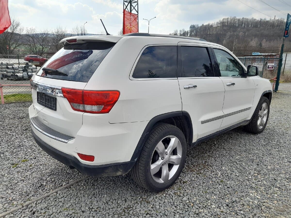 2011 Jeep CHEROKEE - 11