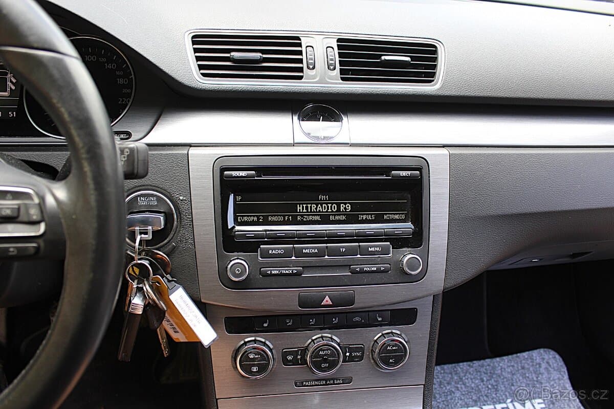 2011 Volkswagen PASSAT - 11