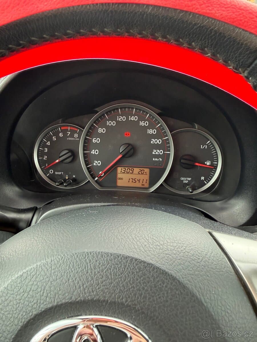 2011 Toyota YARIS - 11