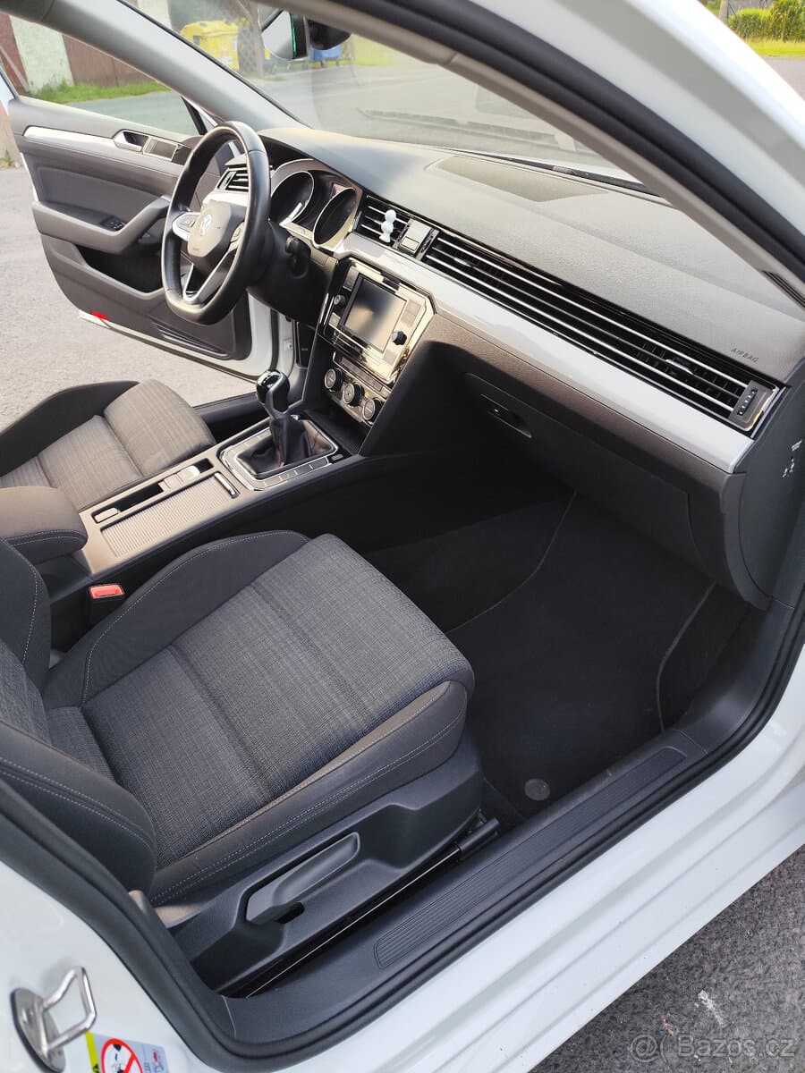 2019 Volkswagen PASSAT - 11