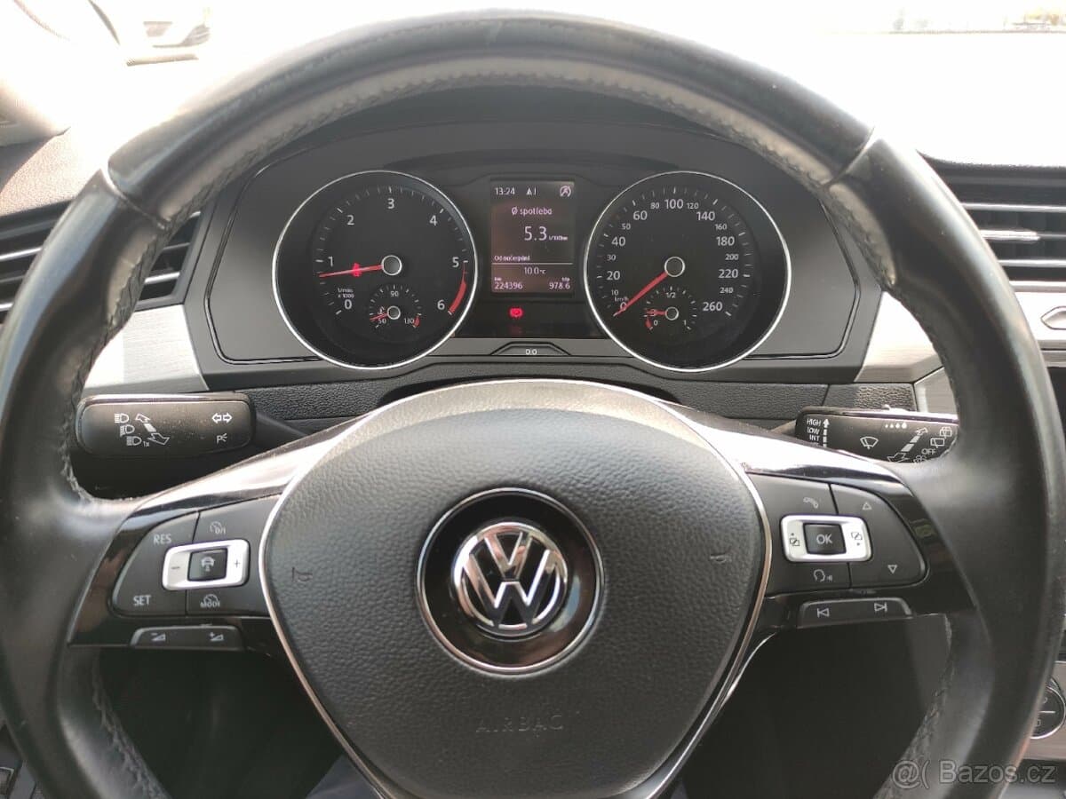 2017 Volkswagen PASSAT - 11