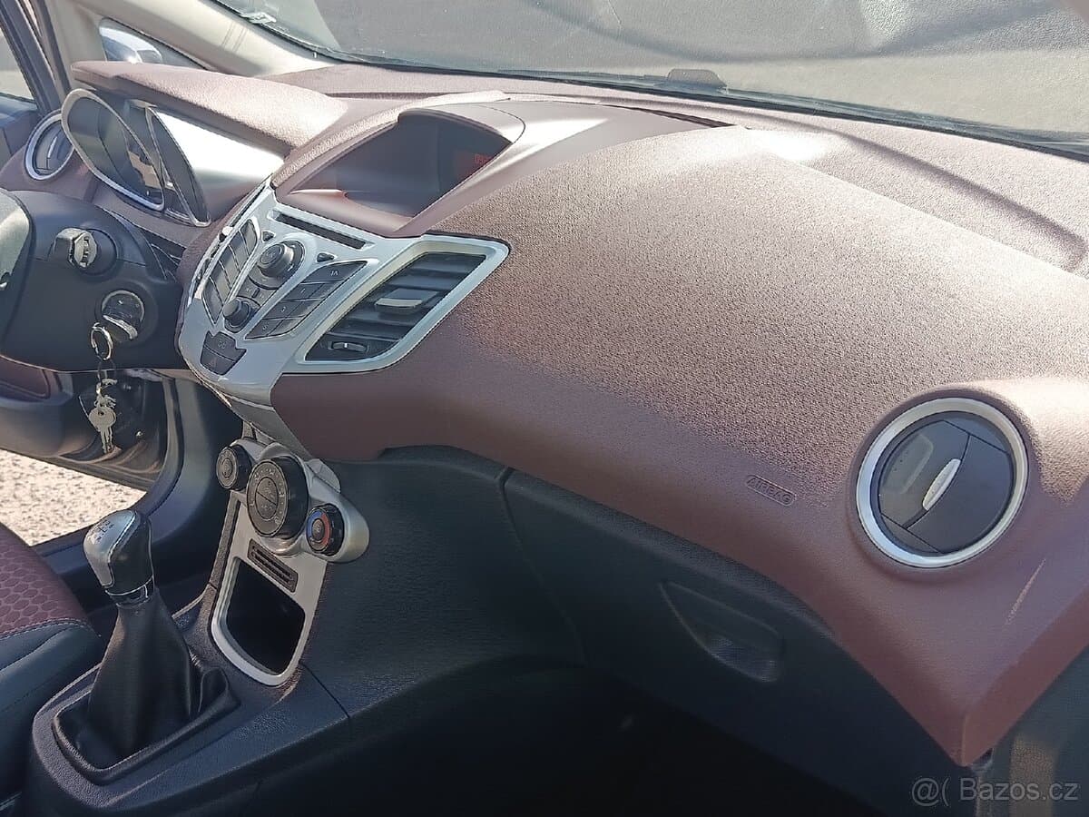 2011 Ford FIESTA - 11