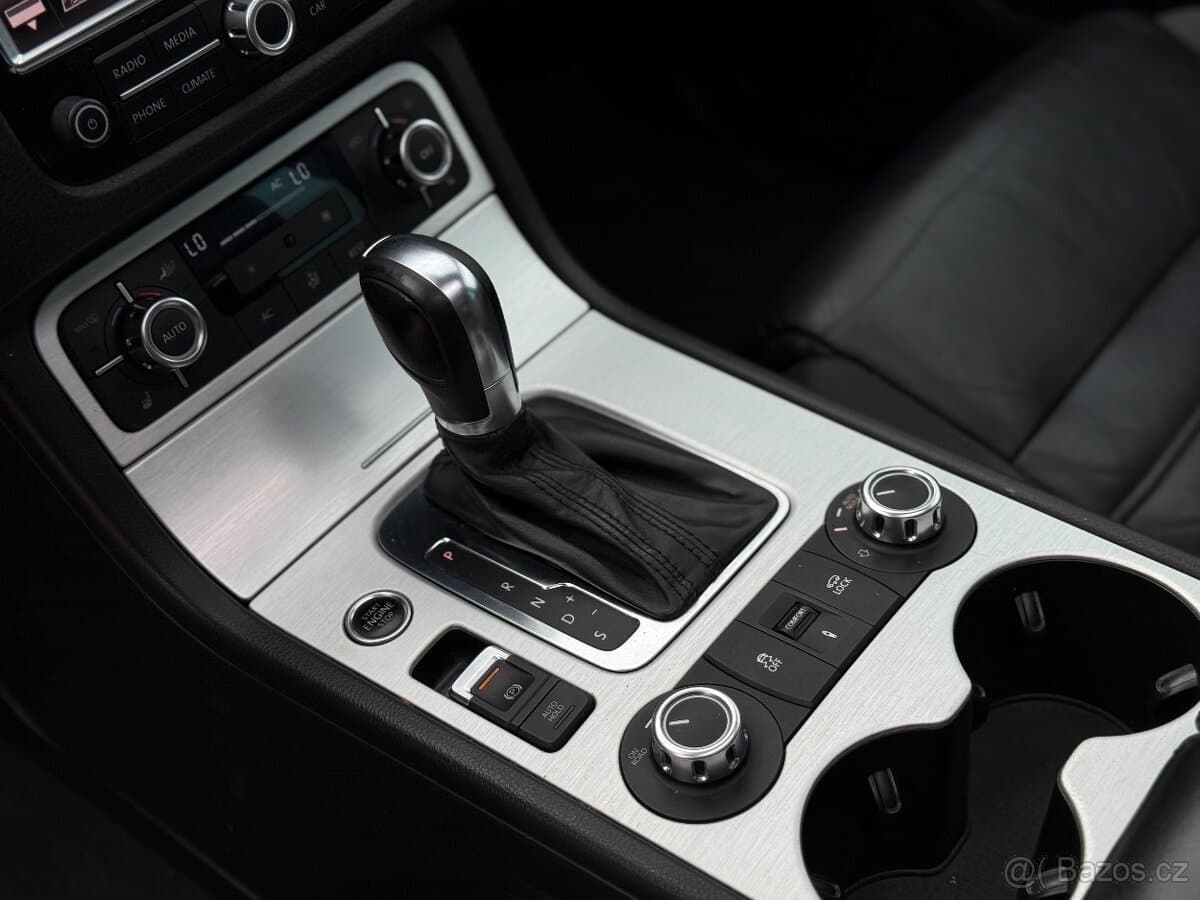 2011 Volkswagen TOUAREG - 11