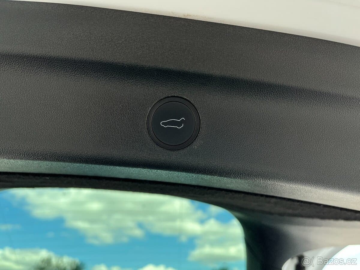 2022 Tesla MODEL Y - 11