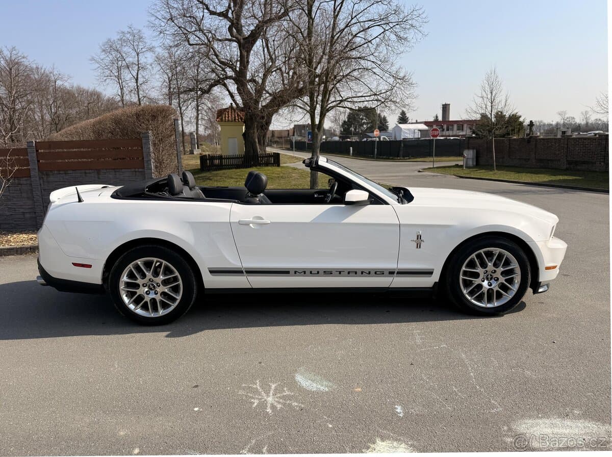 2012 Ford MUSTANG - 11