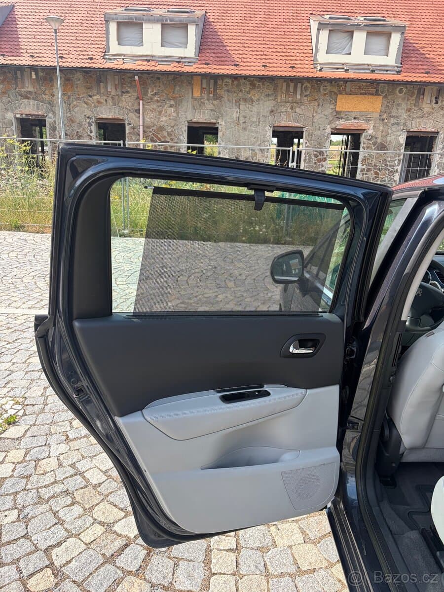 2012 Peugeot 5008 - 11