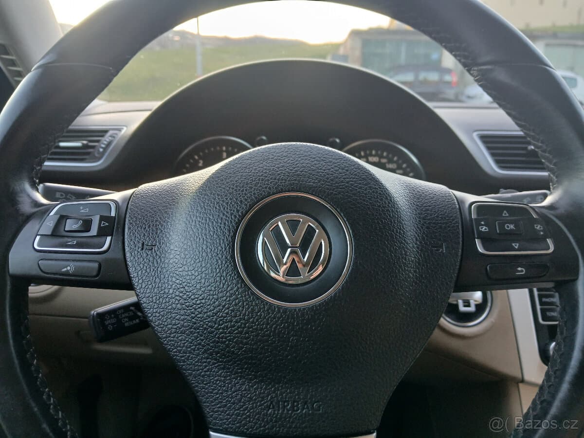 2013 Volkswagen PASSAT - 11