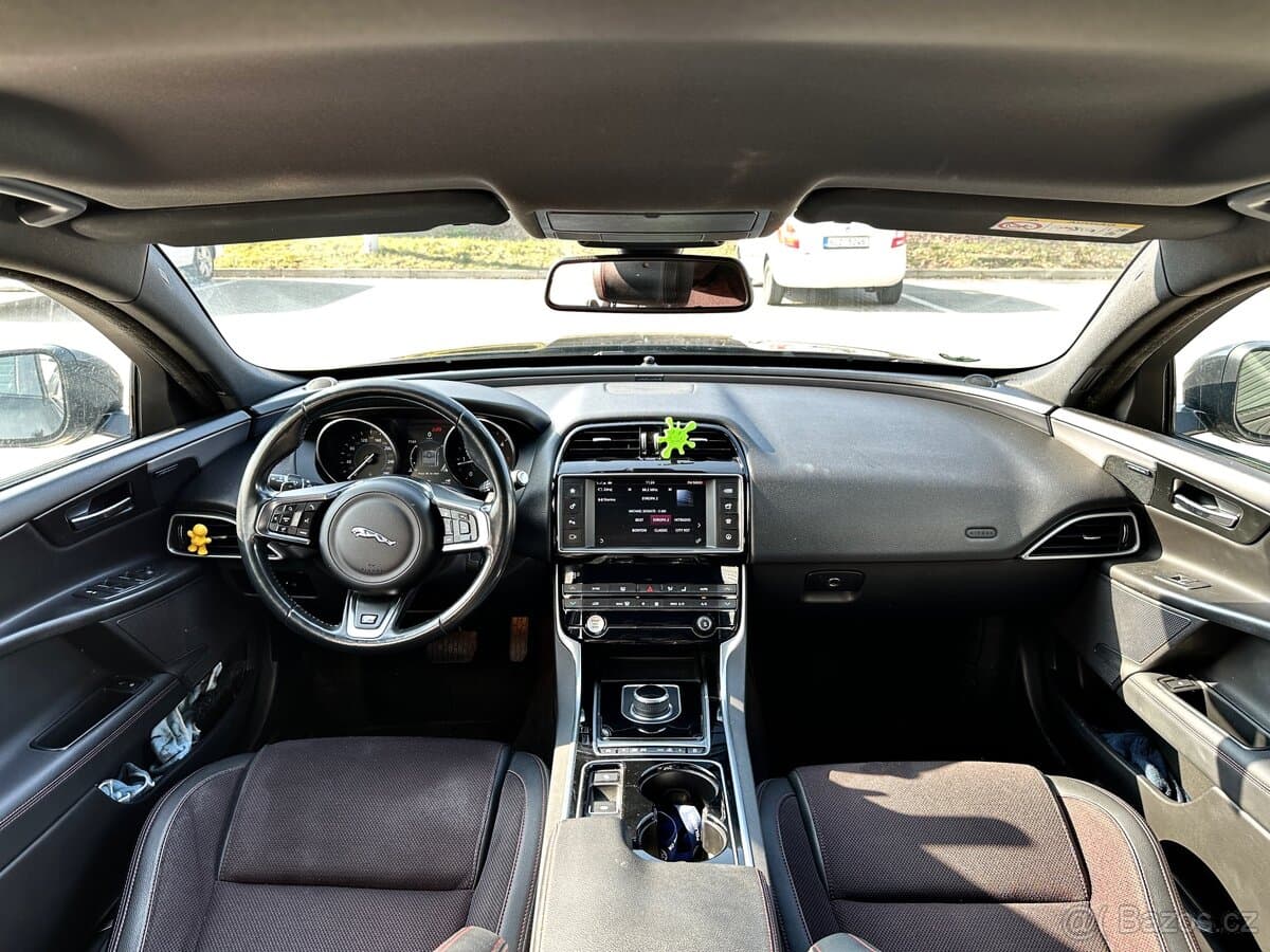 2017 Jaguar XE - 11